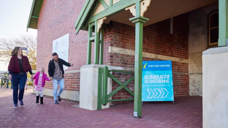 Family walking into the Bunbury Visitor Centre.